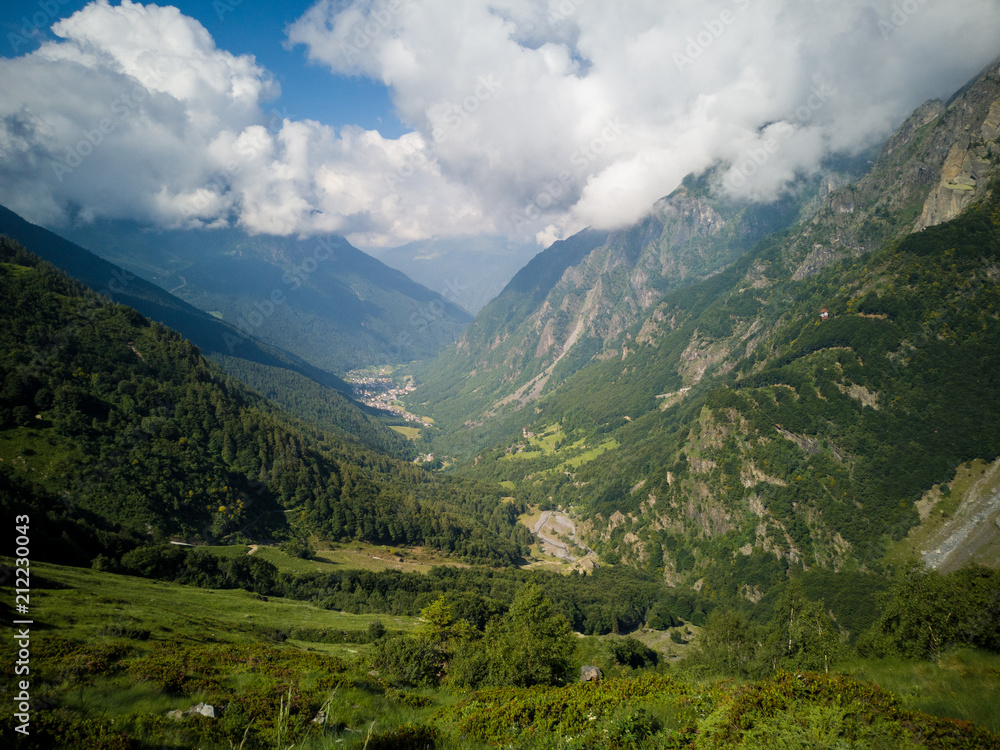 Fototapeta premium Paesaggio alpino italiano con vallata