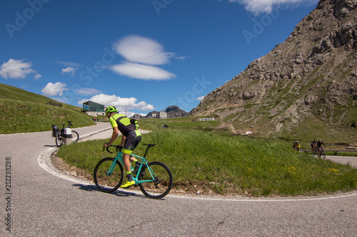 Cyclist Climbing Pordoi Pass Dolomites Als Cycling Mountains