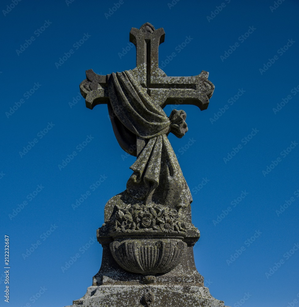Croix de sépulture à Saint-Urcize, Cantal, France
