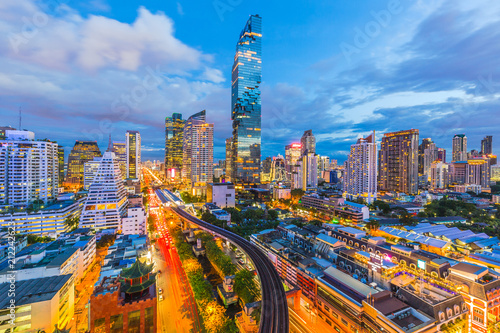 Photos Aerial view of Bangkok City modern office buildings, condominium, hotel in Bangkok city downtown business and finance with electric sky train during twilight sky, Bangkok, Thailand