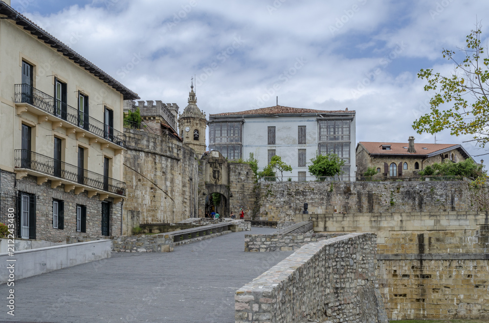 Puerta de la muralla de acceso al  centro de la ciudad de Hondarribia