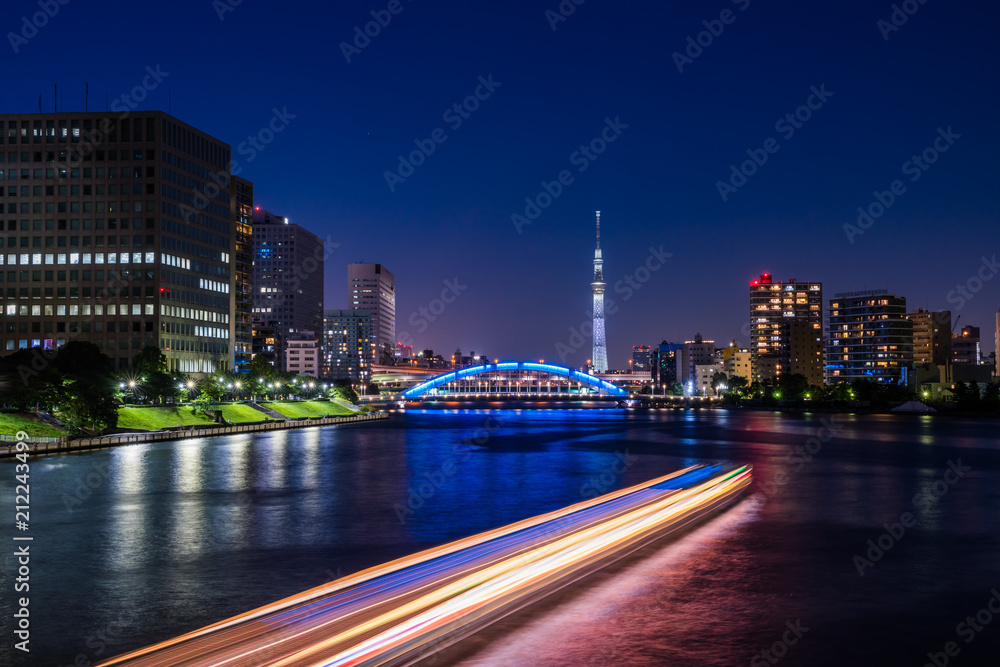 Fototapeta premium 隅田川の夜景 永代橋のライトアップと水上バスの光跡