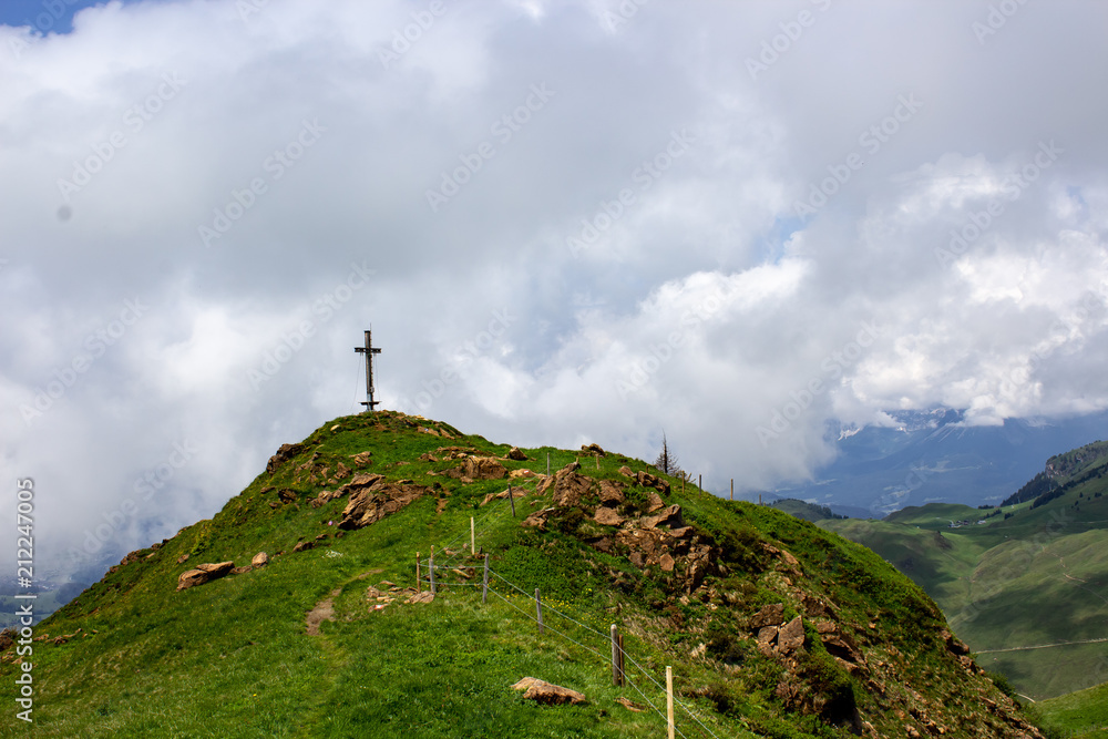 Fototapeta premium Gipfelkreuz in den Alpen
