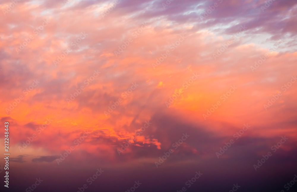 Fototapeta premium Dramatic Cloudy Sky in Magenta, Red, Orange and Yellow