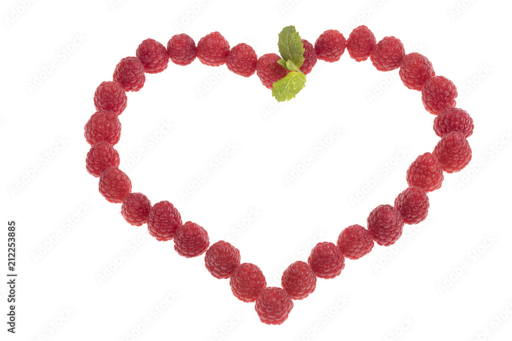 Herz aus Himbeeren mit Minzblatt Herz aus Himbeeren mit Minzblatt