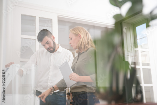 Quadro em tela Man and woman in an office using a photocopier