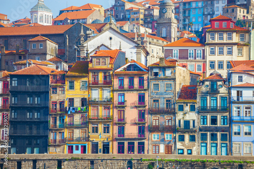 Tela Typical old houses with colorful facades at Ribeira district, Porto, Portugal