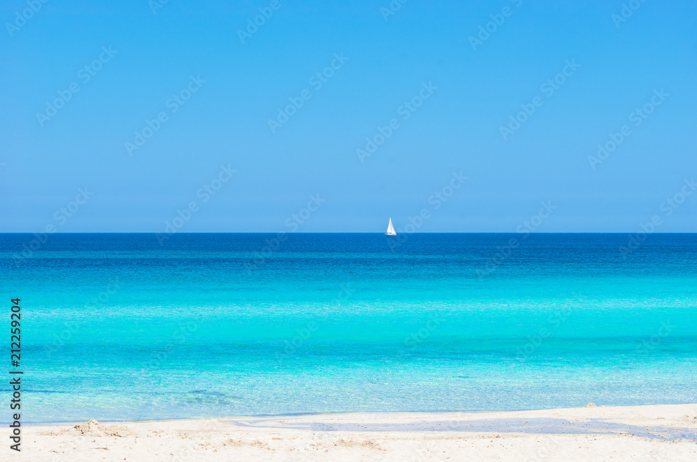 Sommer Hintergrund Sand Strand mit Blau Türkis Meer Wasser und Segelboot am Horizont