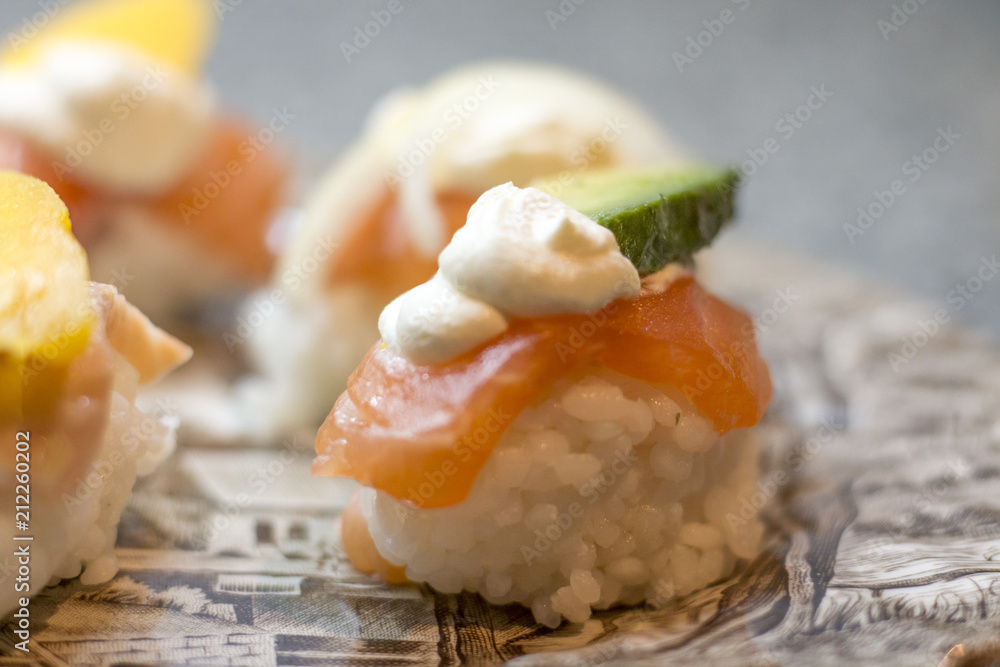sushi niguiri de salmon, mango y palta sushi niguiri de salmon, mango y palta