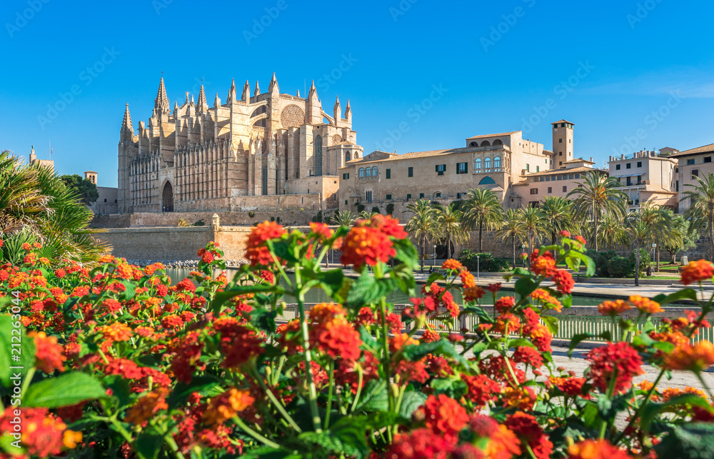 Fototapeta premium Palma de Mallorca Spanien, Kathedrale La Seu in der historischen Altstadt