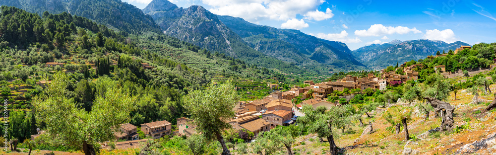 Panorama Blick auf das Dorf Fornalutx in der Berg Landschaft von Sierra de Tramuntana, Mallorca Spanien