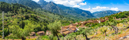 Panorama Blick auf das Dorf Fornalutx in der Berg Landschaft von Sierra de Tramuntana, Mallorca Spanien photo