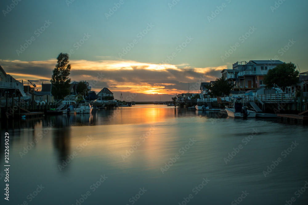 Naklejka premium sunset by the waterfront