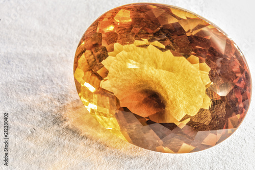 Tableau sur toile Beautiful citrine quartz crystal faceted on white surface