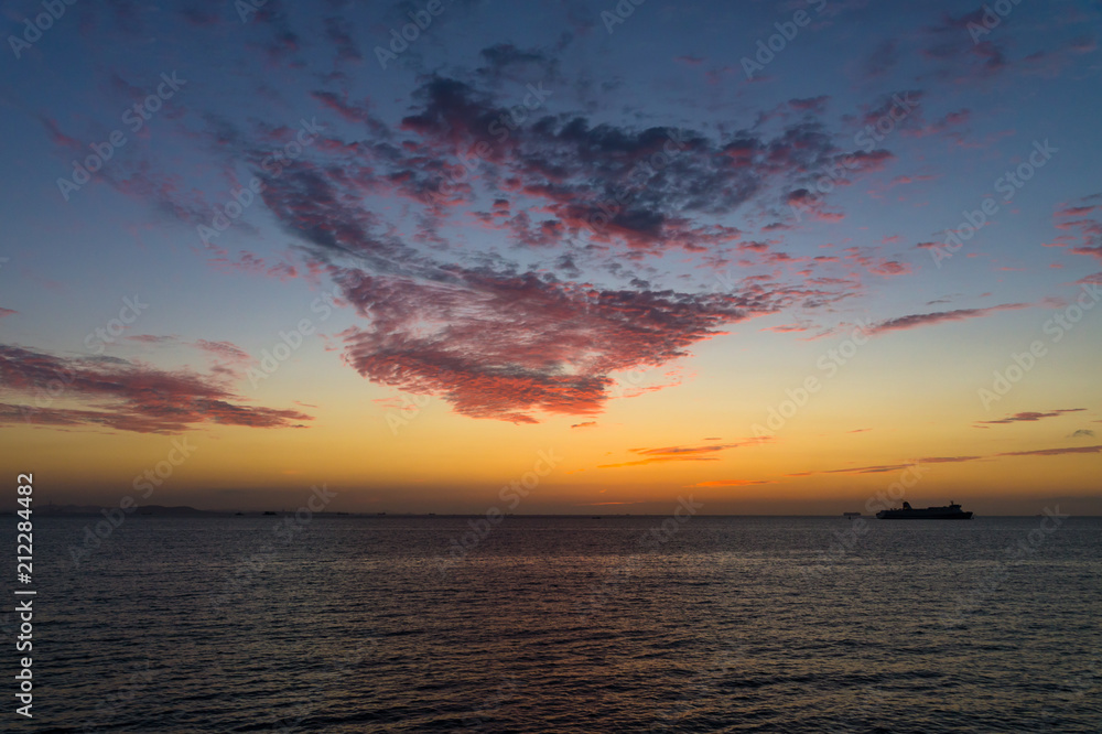 Obraz premium 夜明け前の海と雲と