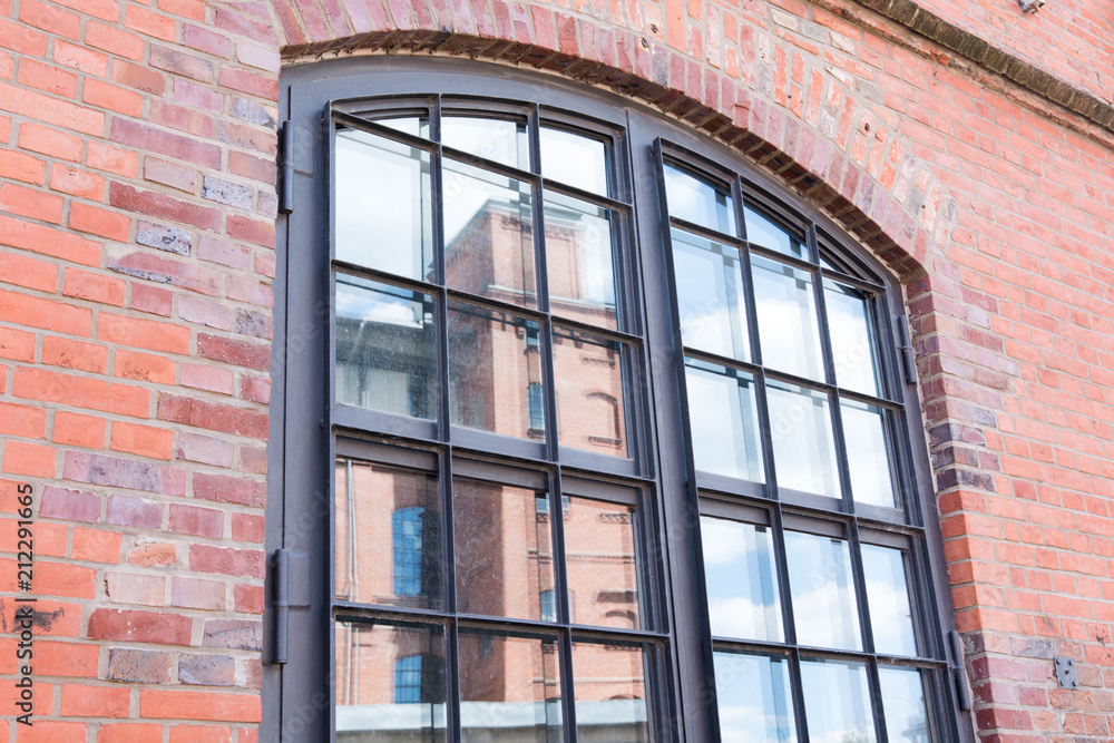 Obraz premium Fenster eines alten Industriegebäudes