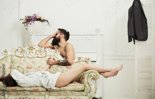 фотографія Unhappy hipster hold hand of woman