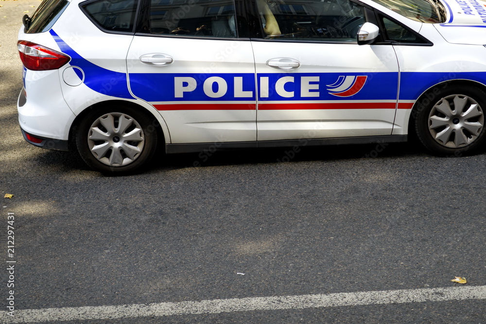 Voiture de police de profil sur la route Voiture de police de profil sur la route