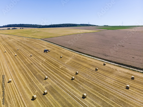 Luftaufnahme, abgemähtes Getreidefeld mit Strohballen, Region Wöllstadt, Wetterau, Hessen, Deutschland