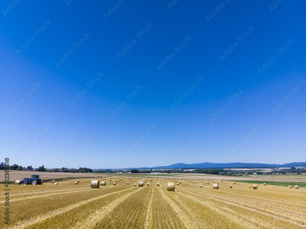 Luftaufnahme, abgemähtes Getreidefeld mit Strohballen, Region Wöllstadt, Wetterau, Hessen, Deutschland Luftaufnahme, abgemähtes Getreidefeld mit Strohballen, Region Wöllstadt, Wetterau, Hessen, Deutschland
