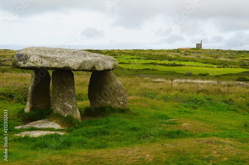 Fotografie Lanyon Quoit with Ding Dong Tin Mine in the Distance under an overcast sky in Ma