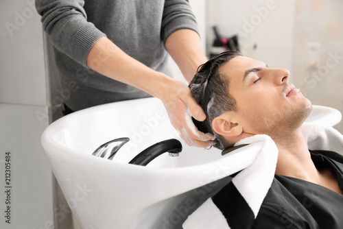 Hairdresser washing client'...