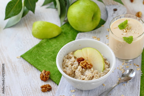 Oatmeal with apples and walnuts
