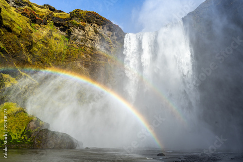 Doppelter Regenbogen am Wasserfall in Island