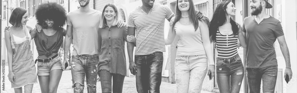 Φωτογραφία Happy milennials friends walking in urban down town - Young people having fun to