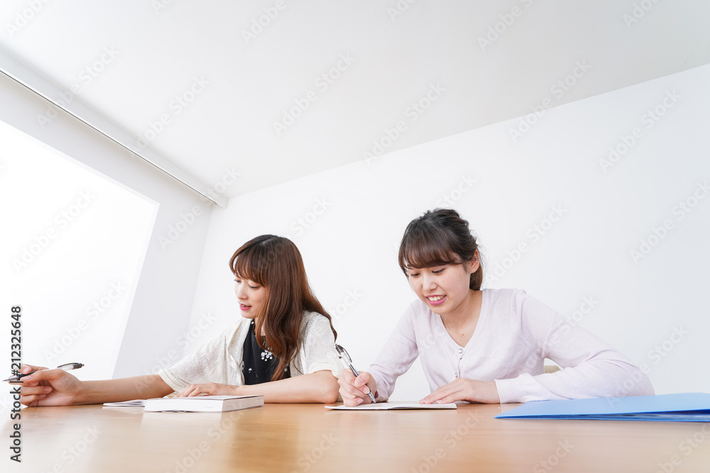 勉強する学生 勉強する学生