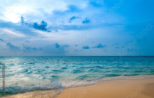 Fototapeta Naklejka Na Ścianę i Meble -  Indian Ocean. Tropical paradise. Turquoise water, blue sky and gold sand
