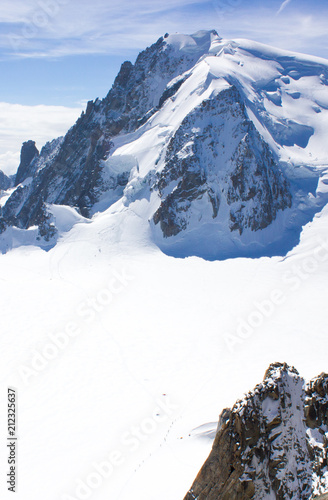 Bergpanorama am Dôme du Goûter mit Hochplateu und strahlend blauer Himmel des Mont-Blanc-Massivs, französische Alpen