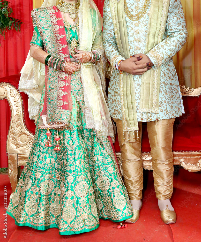 Unique Varmala Designs | Varmala Designs For Indian Weddings | | Bride  clothes, Indian bride outfits, Bridal outfits