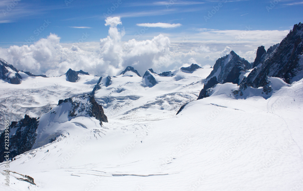 Hochalpine Gebirgslandschaft und strahlend blauer Himmel, Mont-Blanc-Massivs, französische Alpen
