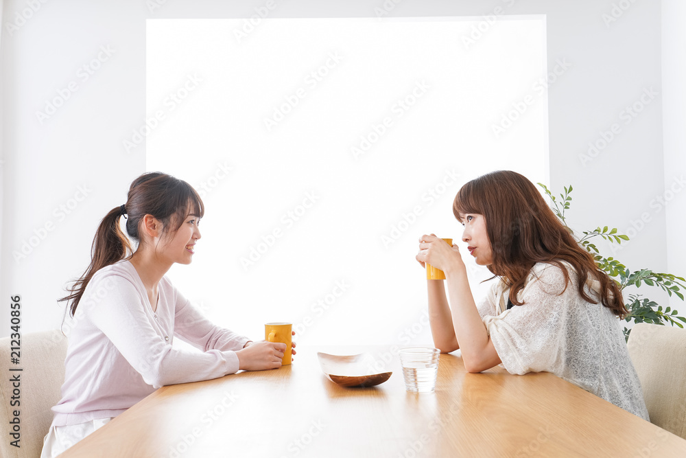 カフェで話す女性