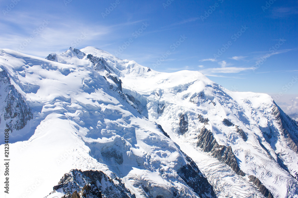 Schneebedeckter Gipfel des Dôme du Goûter und strahlend blauer Himmel des Mont-Blanc-Massivs, französische Alpen
