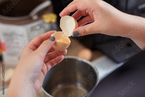 separation of raw egg in women's hands
