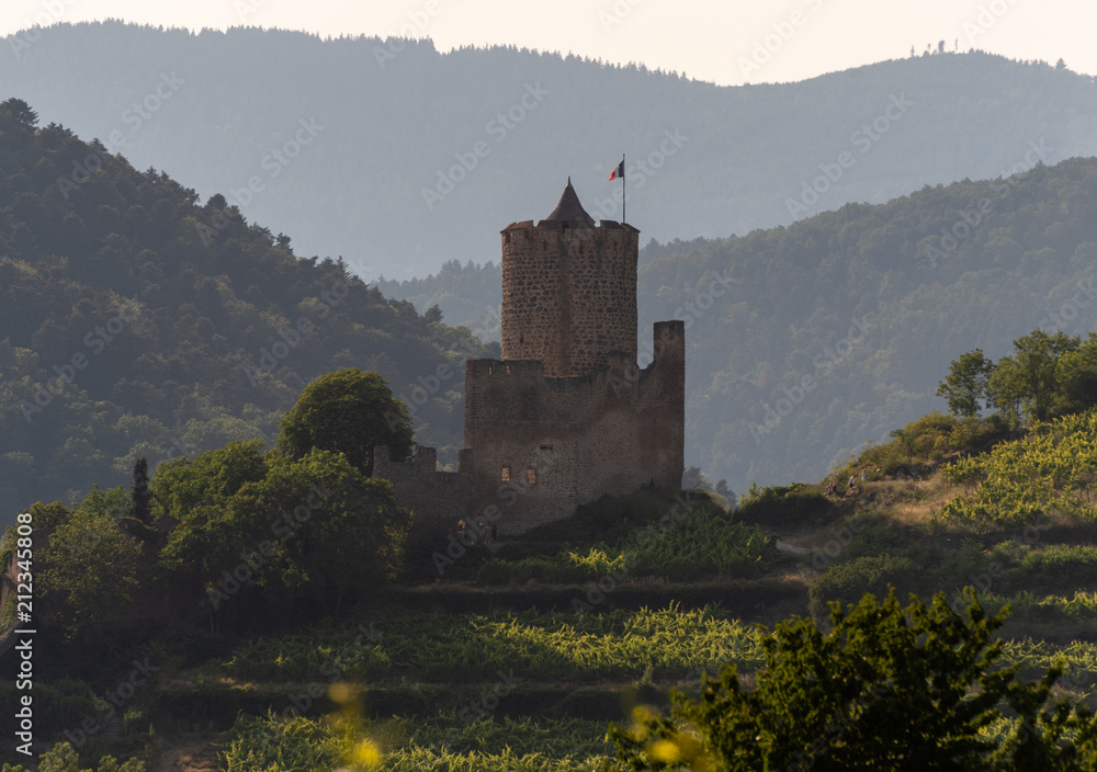 Le Schlossberg, massif chateau de Kaysersberg Le Schlossberg, massif chateau de Kaysersberg