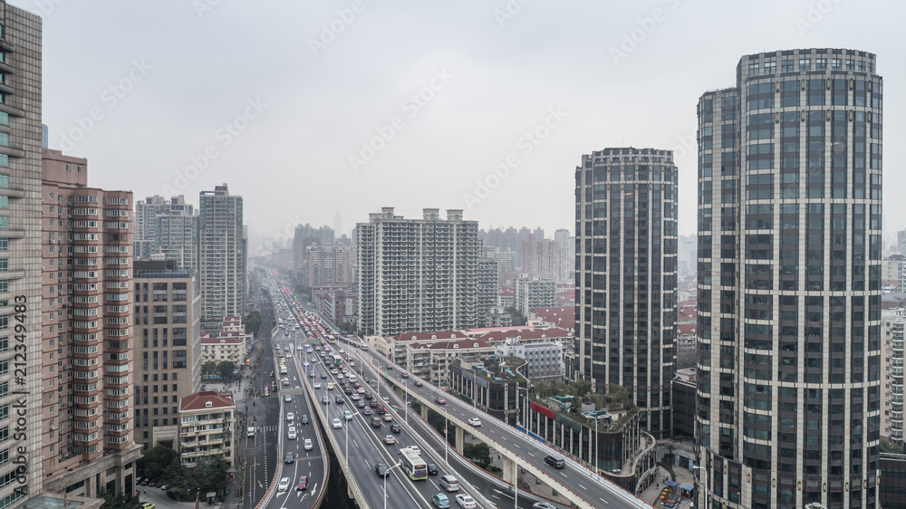 Obraz premium Widok z lotu ptaka na autostradę i wiadukt w mieście w pochmurny dzień