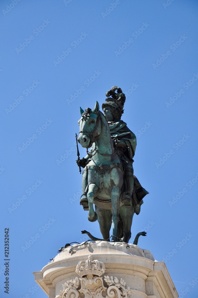 Statue auf dem Platz Terreiro do Parco in Lissabon