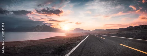 Obraz  z motywem Lake and road  at sunset