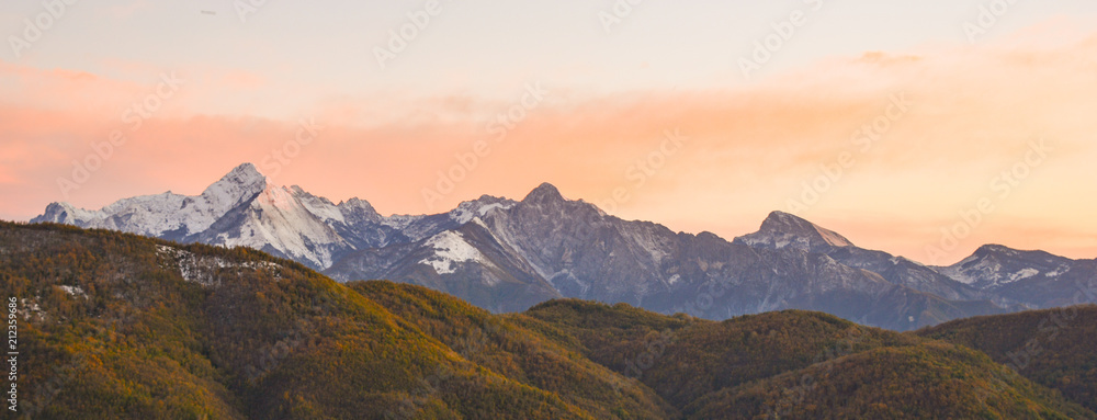 Vista panoramica sulle Alpi Apuane
