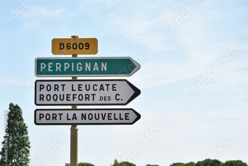 Panneaux direction Perpignan, Port-Leucate, Roquefort-des-Corbières, Port-la-Nouvelle. © Georges Blond