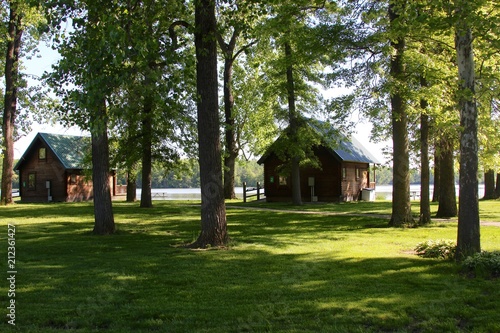 Fotografie The cabins under the shade trees of the park.
