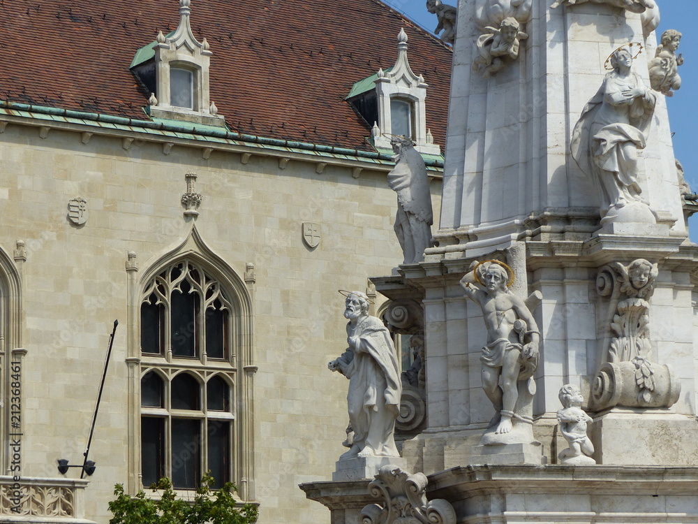 Base di un'obelisco barocco con statue di Santi nel quartiere Buda di  Budapest in Ungheria.