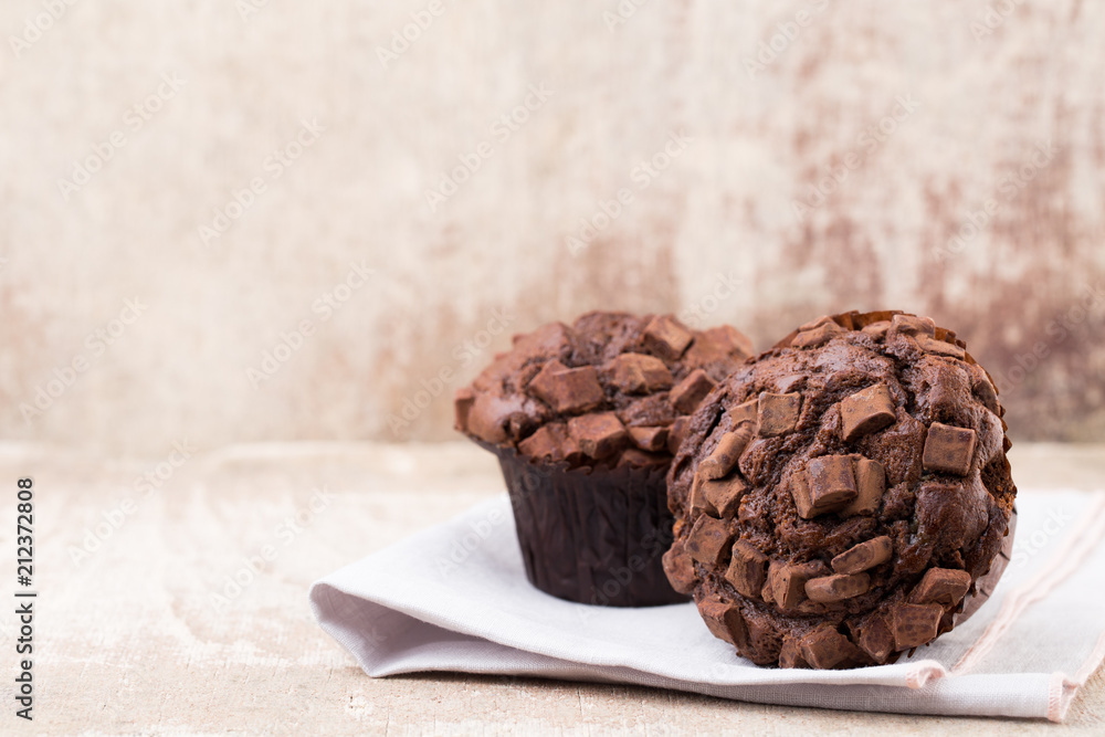 Obraz premium Homemade muffins with chocolate, vintage background.
