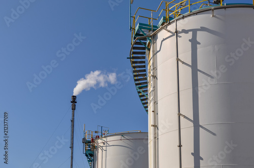 Vue d'une torche industrielle et d'un bac de stockage sur une plateforme industrielle photo