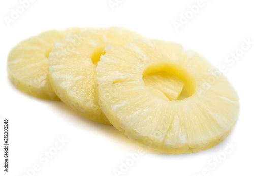 Ananasring ananas ring isoliert freigestellt auf weißen Hintergrund, Freisteller