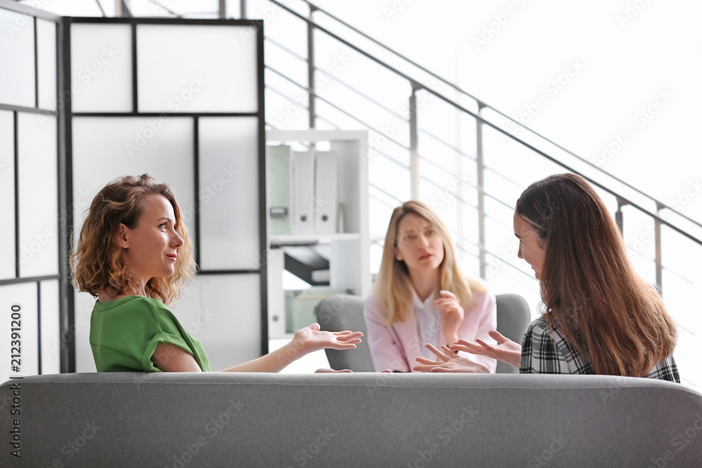 Φωτογραφία Young woman and her teenage daughter visiting child psychologist in office