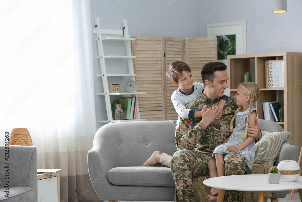 Ταπετσαρία Young man in military uniform with his children on sofa at home